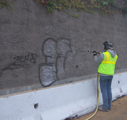 Удаление граффити со стены